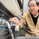 温泉が配湯されている湯村温泉の民家には、水と温泉の２種類の蛇口がある＝新温泉町湯