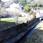 湿地帯のぬかるんだ土地に家屋を建てるために盛り土が施された七釜温泉の民宿街。段差が散見される＝新温泉町七釜