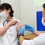 新型コロナウイルスワクチンの３回目接種を受ける医療従事者＝公立香住病院