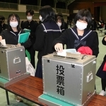 模擬投票を行う生徒＝生野高