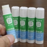 源泉を使って作られたリップクリーム＝黒川温泉