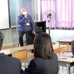高校生たちに体験談を話す藤本武宏さん＝和田山高校