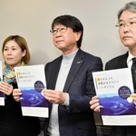 シンポジウムを発表する（右から）但馬県民局の登日幸治局長と豊岡アートアクションの中貝宗治理事長、松宮未来子さん＝豊岡市幸町