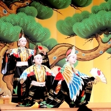 葛畑三番叟を披露する子どもたち＝やぶ市民交流広場