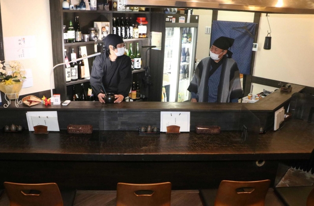 店は、松田岳人さん（右）と店長の枚田嘉樹さんが中心となって切り盛りする＝朝来市和田山町寺谷