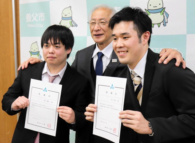 地域おこし協力隊に委嘱された松井黎於さん（左）と松山朋弘さん（右）＝養父市役所