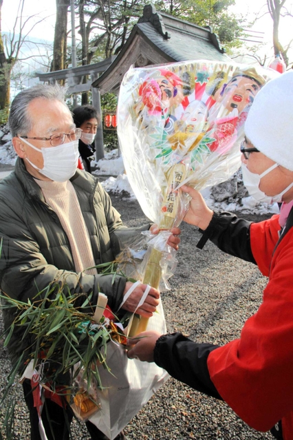 黒野神社で縁起物の熊手を買い求める参拝客＝香美町村岡区村岡