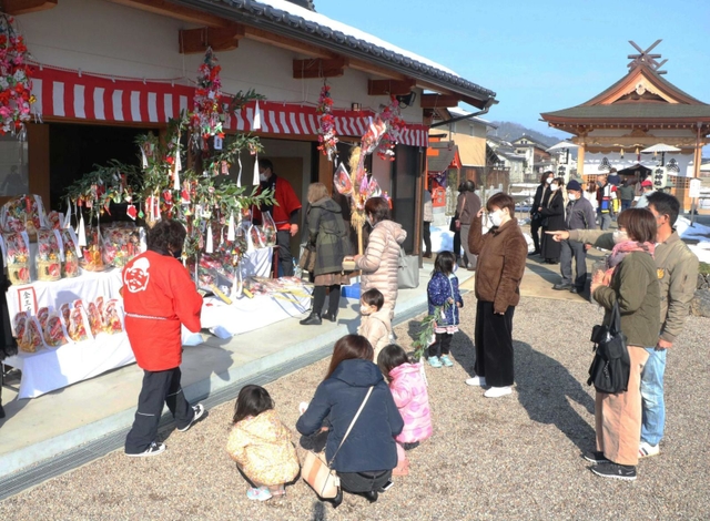 多くの参拝客でにぎわった宵田西宮神社＝豊岡市日高町宵田