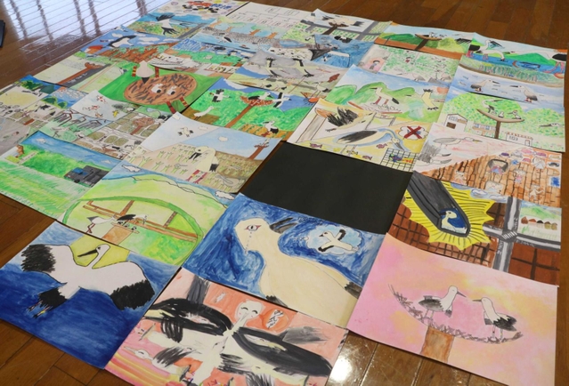 児童たちが制作した紙芝居「つばさ物語」。内容は３２枚に及ぶ＝東河小