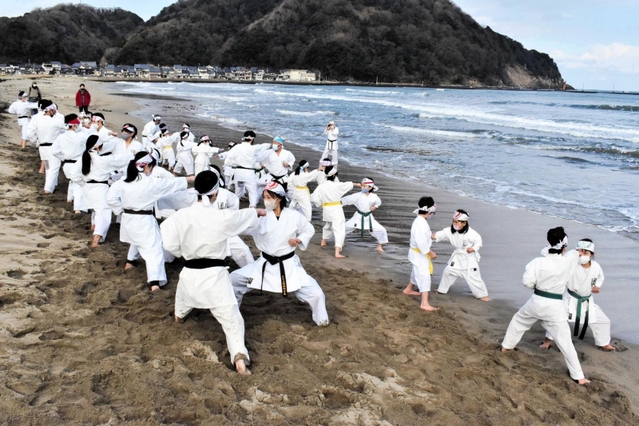 砂浜で稽古に励む道場生ら＝気比の浜海水浴場