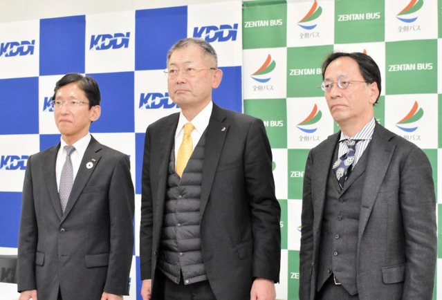 記者会見に臨んだ（右から）芸術文化観光専門職大学の川目俊哉副学長と全但バスの桐山徹郎社長、ＫＤＤＩ経営戦略本部の宇佐見典正副本部長＝豊岡市山王町