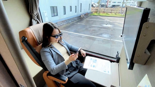 個室ではスマートグラスで迫力のある映像を見ることもできる＝豊岡市内