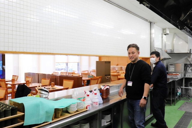 病院内の食堂を始める天野猛さん（左）＝公立豊岡病院