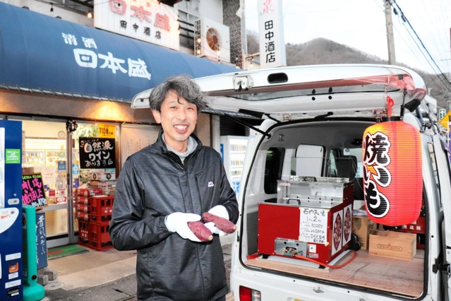 ＪＲ八鹿駅近くにある田中酒店で焼き芋を販売する田中正司さん＝養父市八鹿町八鹿
