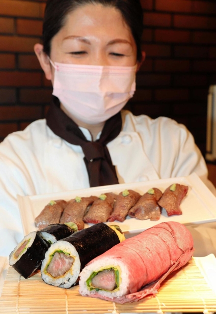 但馬牛をふんだんに盛り込んだ恵方巻き（手前）とにぎり寿司＝新温泉町湯、但馬ビーフレストラン楓