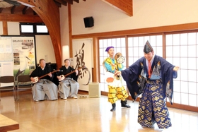 三味線の音に合わせて言葉を掛け合う法花寺万歳保存会のメンバー＝豊岡市立コウノトリ文化館
