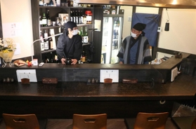 店は、松田岳人さん（右）と店長の枚田嘉樹さんが中心となって切り盛りする＝朝来市和田山町寺谷
