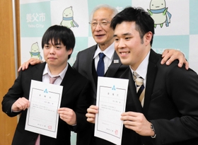 地域おこし協力隊に委嘱された松井黎於さん（左）と松山朋弘さん（右）＝養父市役所