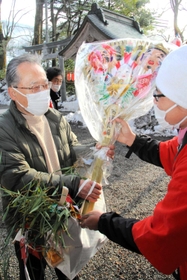黒野神社で縁起物の熊手を買い求める参拝客＝香美町村岡区村岡