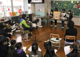 地域住民らを招いて行われた紙芝居「つばさ物語」の発表会＝東河小