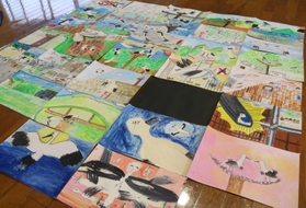 児童たちが制作した紙芝居「つばさ物語」。内容は３２枚に及ぶ＝東河小