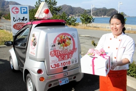超小型ＥＶを利用したケーキの宅配サービスをＰＲする福田好枝さん＝香美町香住区七日市