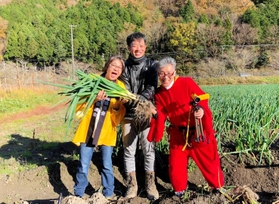 河合美智子さん（左）と夫の峯村純一さん（右）、「鴨葱農園」の鴨谷康隆さん