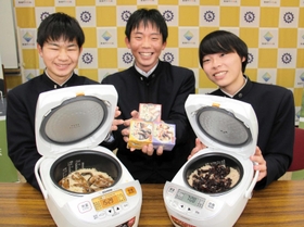 但馬漁協と共同開発した缶詰をＰＲする（左から）若宮凜己人さん、近藤翔太郎さん、古田陸叶さん＝香美町香住区若松