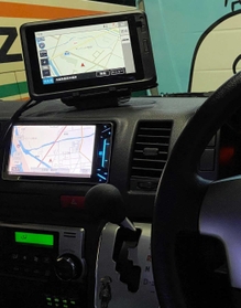 運転席前に設置された車載タブレット（上、デンソーテン提供）