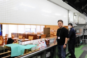 病院内の食堂を始める天野猛さん（左）＝公立豊岡病院