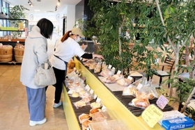 ２０２０年春にオープンした「コイノバビレッジ」。焼きたてパンなどを販売している＝道の駅やぶ
