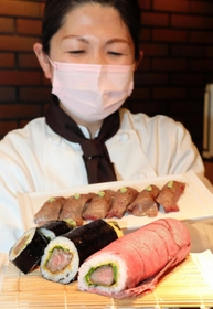 但馬牛をふんだんに盛り込んだ恵方巻き（手前）とにぎり寿司＝新温泉町湯、但馬ビーフレストラン楓