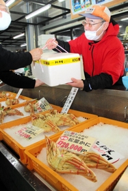 松葉ガニを求めて観光客が集まる海産物直売店「にしともかに市場」＝香美町香住区香住