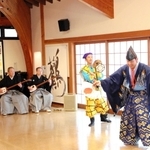 三味線の音に合わせて言葉を掛け合う法花寺万歳保存会のメンバー＝豊岡市立コウノトリ文化館