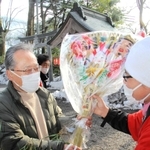 黒野神社で縁起物の熊手を買い求める参拝客＝香美町村岡区村岡