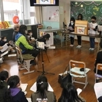 地域住民らを招いて行われた紙芝居「つばさ物語」の発表会＝東河小