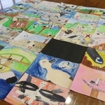 児童たちが制作した紙芝居「つばさ物語」。内容は３２枚に及ぶ＝東河小