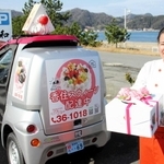 超小型ＥＶを利用したケーキの宅配サービスをＰＲする福田好枝さん＝香美町香住区七日市