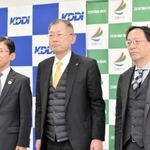 記者会見に臨んだ（右から）芸術文化観光専門職大学の川目俊哉副学長と全但バスの桐山徹郎社長、ＫＤＤＩ経営戦略本部の宇佐見典正副本部長＝豊岡市山王町