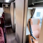 個室（右）が２室整備された車内＝豊岡市内