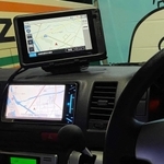 運転席前に設置された車載タブレット（上、デンソーテン提供）