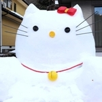 海辺のごみを利用したキャラクター「ハローキティ」＝豊岡市竹野町