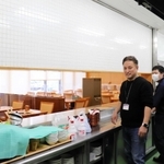 病院内の食堂を始める天野猛さん（左）＝公立豊岡病院