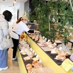 ２０２０年春にオープンした「コイノバビレッジ」。焼きたてパンなどを販売している＝道の駅やぶ