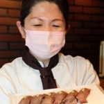 但馬牛をふんだんに盛り込んだ恵方巻き（手前）とにぎり寿司＝新温泉町湯、但馬ビーフレストラン楓