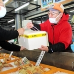 松葉ガニを求めて観光客が集まる海産物直売店「にしともかに市場」＝香美町香住区香住