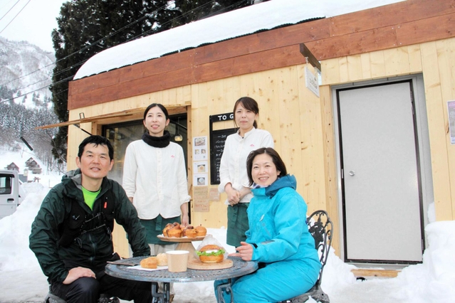 ハチ北高原スキー場の駐車場で営業するパンとスープのテークアウト店「ヅッカ」。経営者の西村順子さん（手前右）と夫の昌樹さん（同左）、スタッフら＝香美町村岡区大笹