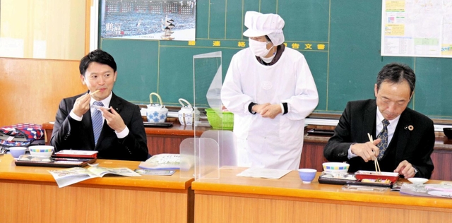 大雪被害の視察中、赤飯や豚汁などの農産物加工品で昼食を取る斎藤元彦知事（左）＝養父市出合、出合校区協議会