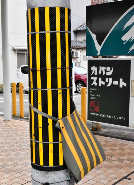 カリスマお手製のごみネット入れ＝豊岡市中央町