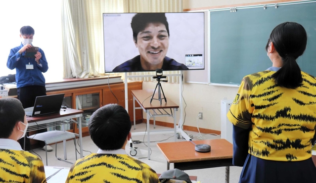 母校の生徒の質問に答える阪神タイガースの坂本誠志郎選手＝養父中学校